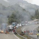 Un grupo de unos cincuenta mineros cortó ayer el tráfico en los dos sentidos de la autopista