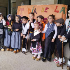 Los niños y niñas del pueblo se vistieron como antaño para la fiesta para la que se recuperó la tradición de asar castañas. dl