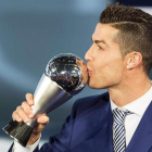 Ronaldo besa el trofeo que le ha otorgado la FIFA este lunes en la gala de Zúrich.
