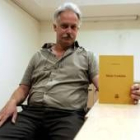 El escritor y crítico literario pasa sus vacaciones de verano en Santa María del Condado