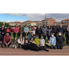 Foto de familia de los participantes en el encuentro de deportes tradicionales de León y Baleares. DL