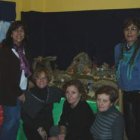Victoria, y algunas de sus alumnas, posan junto al belén.