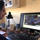 La investigadora Leonor Calvo observa un mapa de la zona quemada de La Cabrera. A. VALENCIA