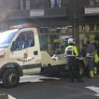 La grúa municipal de Ponferrada retira un vehículo mal aparcado, en una imagen de archivo