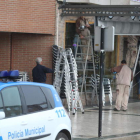 Momento en el que la brigada de obras retira el velador con la presencia policial.
