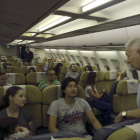 El ministro de Asuntos Exteriores, José Manuel García-Margallo (d), conversa con varios de los españoles rescatados tras el terremoto de Nepal en el avión que les ha traído a España desde Nueva Delhi.