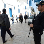 Un policía vigila las calles de Sidi Bou Said, al noroeste de Túnez capital.