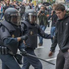 Disturbios durante el referéndum del 1 de octubre en el exterior del centro de votación de la Escuela Industrial en Barcelona.