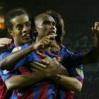 Ronaldinho y Eto'o manifiestan su alegría cuando el camerunés consiguió abrir la portería madridista