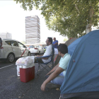 Numerosos taxistas han pasado la noche del lunes acampados en el Paseo de la Castellana de Madrid y utilizan ahora sus tiendas para refugiarse del calor