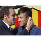 Sandro Rosell, con Neymar, el día de la presentación del futbolista brasileño como nuevo jugador del Barcelona.