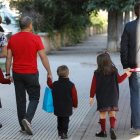 Niños acompañados de sus padres camino del colegio. MARCIANO PÉREZ