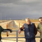 Agricultores y vecinos de Villamuñío, sobre la arteria principal de Payuelos