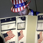 Un hombre vestido como el Tio Sam  ejerce su derecho al voto en un centro electoral en el eastside de Nueva York en las eleccines presidenciales del 2016.