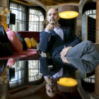 El escritor Daniel Estulin, fotografiado en la cafetería de un céntrico hotel de Barcelona.