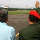 Chávez, con gorra militar, despide a los dos helicópteros venezolanos