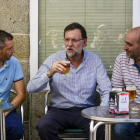 Rajoy, en el centro, toma una caña con el alcalde de Celanova, a la derecha, un bar.