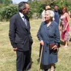 Sindo Castro conversa con la etnógrafa Concha Casado durante un homenaje a esta última en el 2004