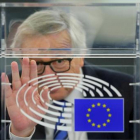 Juncker saluda desde su despacho en Estrasburgo.
