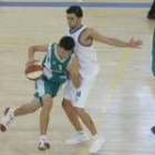 Jorge Calvo intenta marcharse del local Sergio Laso en el primer partido