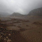 Una vista del embalse de Los Barrios de Luna a principios de noviembre. JESÚS