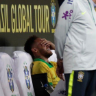 Neymar se retiró lesionado a los 17 minutos del primer tiempo en el amistoso entre su selección contra Qatar.