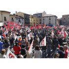 Aspecto que presentaba ayer la plaza de San Marcelo donde tuvo lugar el acto final de la manifestación convocada por CC.OO. y UGT.