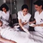 Tres alumnas de enfermería haciendo prácticas en un hospital