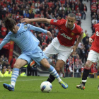 Silva (i) fue uno de los destacados en la goleada del Manchester City sobre el United.