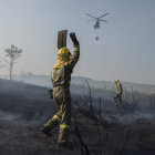 Los efectivos trabajan en el incendio de Sarreaus (Ourense), declarado ayer. BRAIS LORENZO