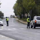 Agentes de la Guardia Civil controlan los accesos a la pedanía de El Salobral.