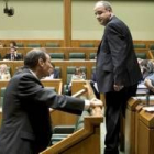 Ibarretxe conversa con el presidente del PNV en Guipúzcoa, Joseba Egibar, en el parlamento vasco