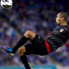 Joao Miranda intenta un remate acrobático en el partido ante el Espanyol.