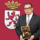 García–Osuna posando con su último libro del rey Ramiro II. DL