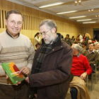 Marc Viader muestra el libro a Santiago Rodríguez Magallón
