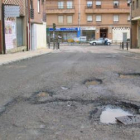 El firme de la avenida de la Constitución, que será renovado, se encuentra en muy mal estado.