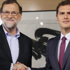 El presidente del Gobierno en funciones, Mariano Rajoy (i), y el líder de Ciudadanos, Albert Rivera (d), se saludan al inicio de la reunión que han mantenido hoy en el Congreso.