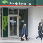 Oficina de Unicaja Banco en la avenida Ordoño II. RAMIRO