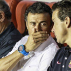 Luis Enrique habla con Unzué, durante el partido ante el Levante, en Valencia.
