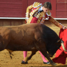 Arturo Gilio toreando al natural, ayer en Valencia de Don Juan. MEDINA