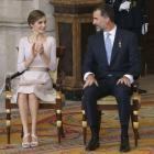 El rey Felipe VI y la reina Letizia, durante la ceremonia de imposición de condecoraciones de la Orden del Mérito Civil del 2015.