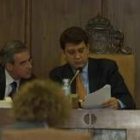 El alcalde de Ponferrada comenta un asunto de la sesión con el concejal del área de Urbanismo