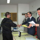 Otazu, Barrios y De Dios entregaron ayer los diplomas de la Fundación Santa Bárbara.