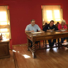La secretaria y los concejales del PP y UPL-IML, en un pleno en Cistierna.