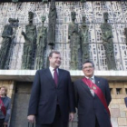 Antonio Silván, con el alcalde de la Virgen del Camino, David Fernández.