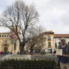Francisco Alonso Alonso, autor del calendario San Jorge que señala los días para labrar y construir desde hace más de veinte años. FERNANDO OTERO