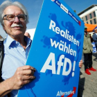 Miembros de AfD protestan en un acto electoral de Merkel, en Happenheim, este viernes