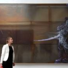 Una mujer observa una obra del artista alemán Sigmar Polke