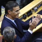 Pedro Sánchez recibe el aplauso de los miembros del grupo parlamentario socialista ayer, en el Senado. RODRIGO JIMÉNEZ