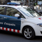 Un coche de los Mossos dEsquadra patrullando por el centro de Barcelona, en una foto de archivo